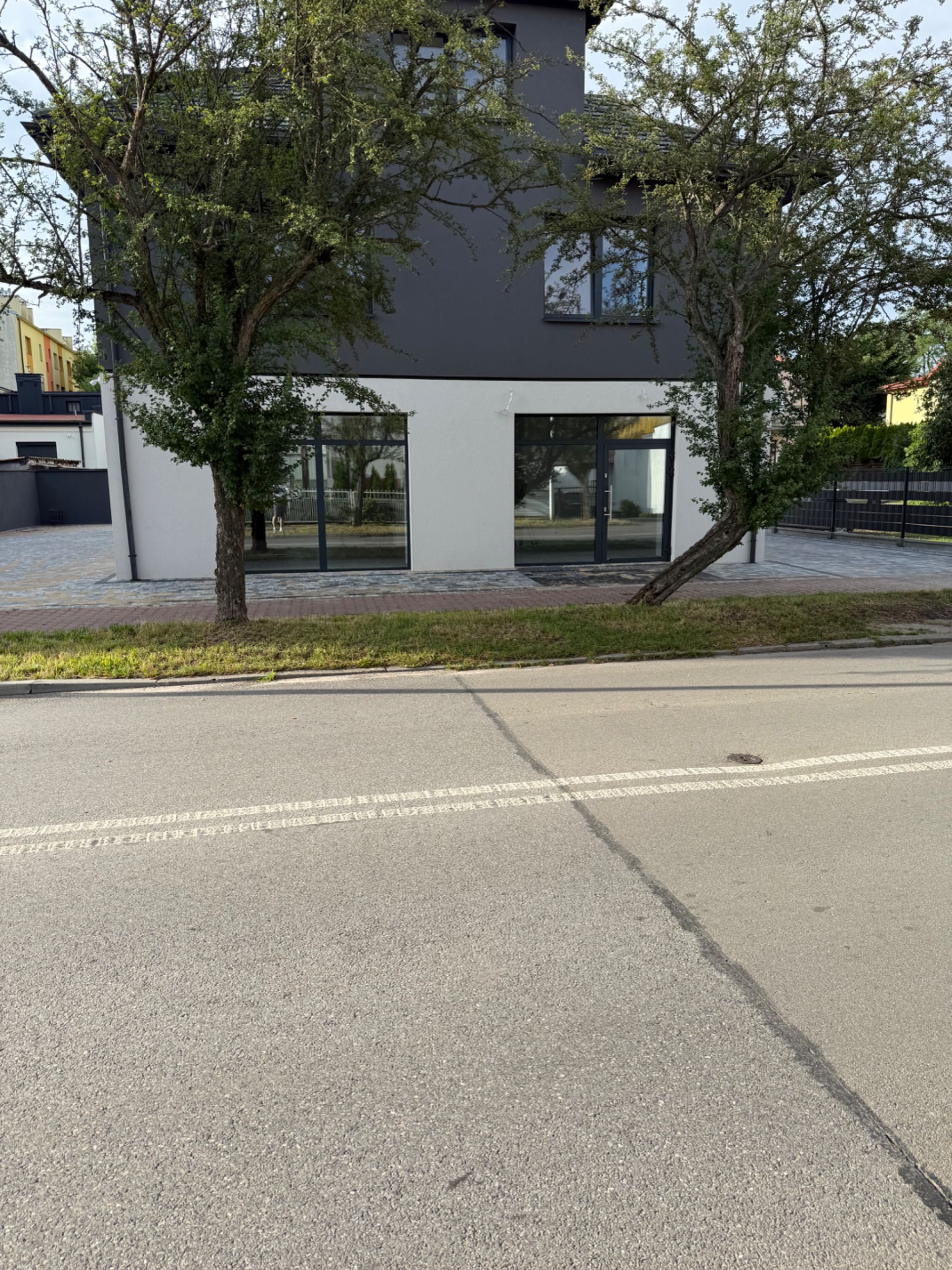 Lokal  handlowy uslugowy 75 m wysoki standard, centrum ostrowca