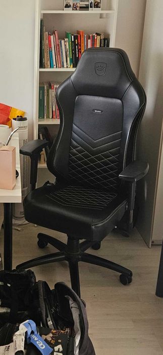 Cadeira Gamer Noblechairs Hero PU Leather Cor Preta com Dourado