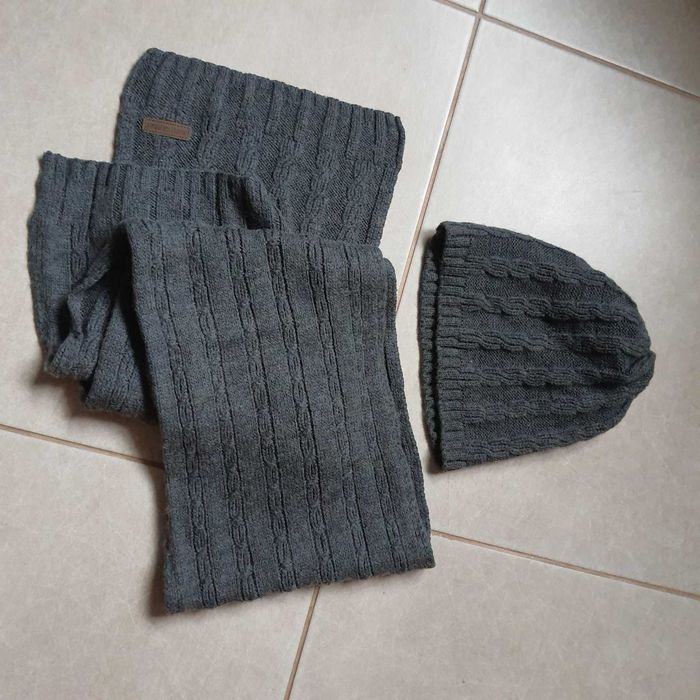 Шапка и шарф серые