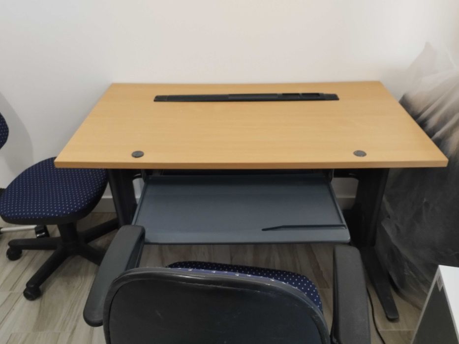 Secretária + 2 cadeiras