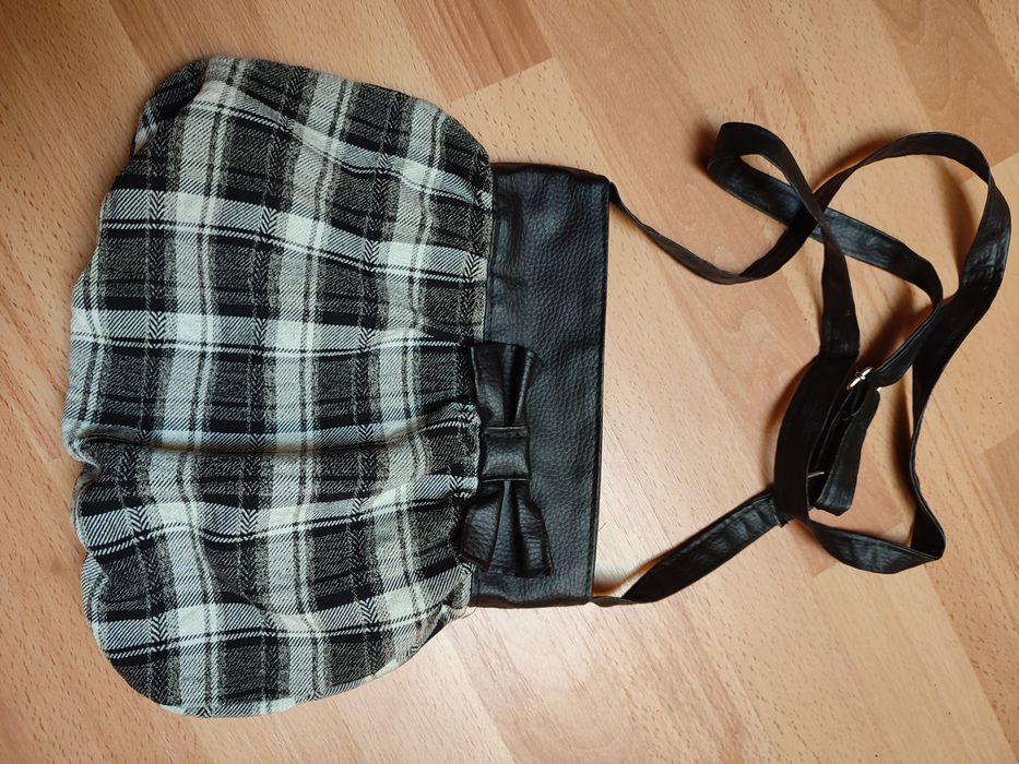 Śliczna listonoszka z kokardką