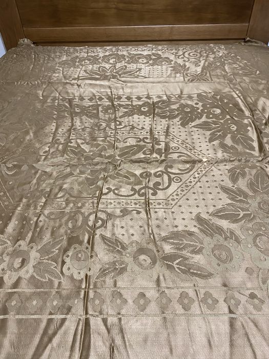 Colcha de seda dourada