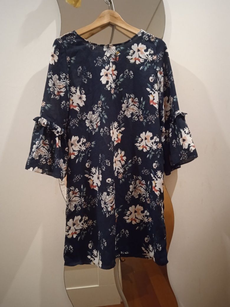 Vestido novo azul escuro com flores