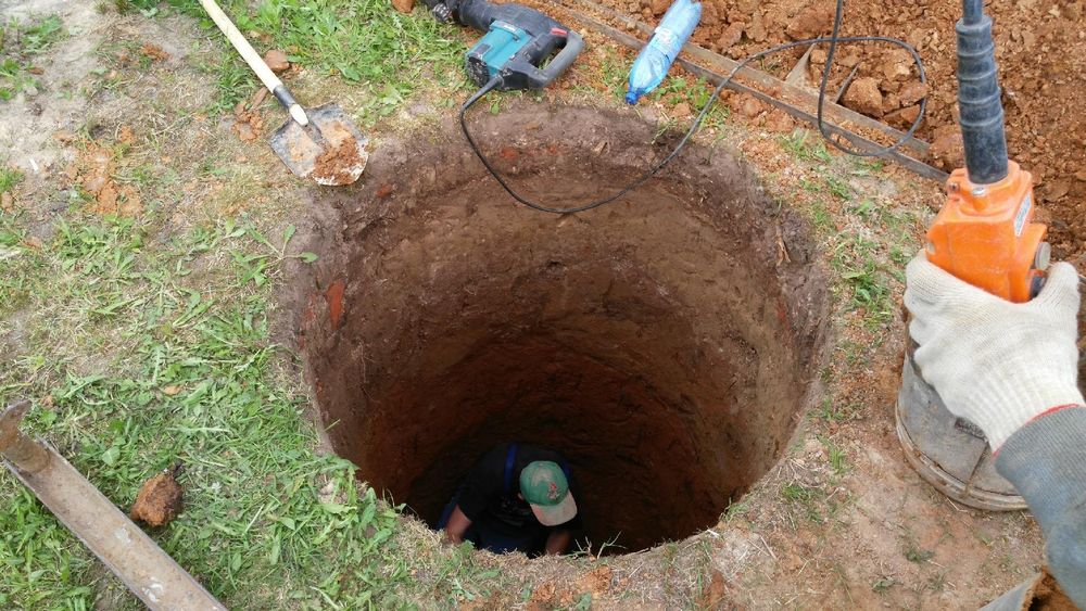 Копка слевных ям, чистка колодцев.