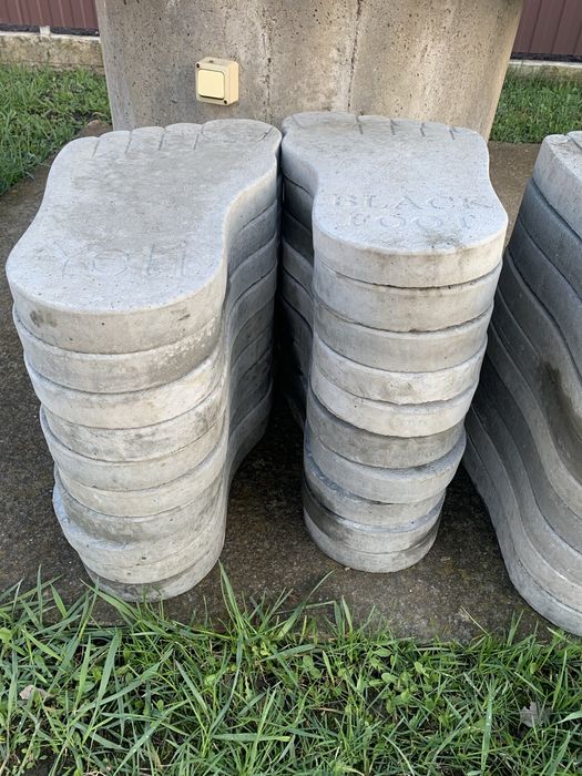 Тротуарна плитка «сліди велетня»