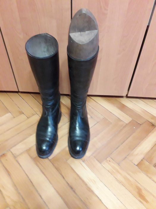 Czarne skórzane buty z cholewami, typu oficerki,