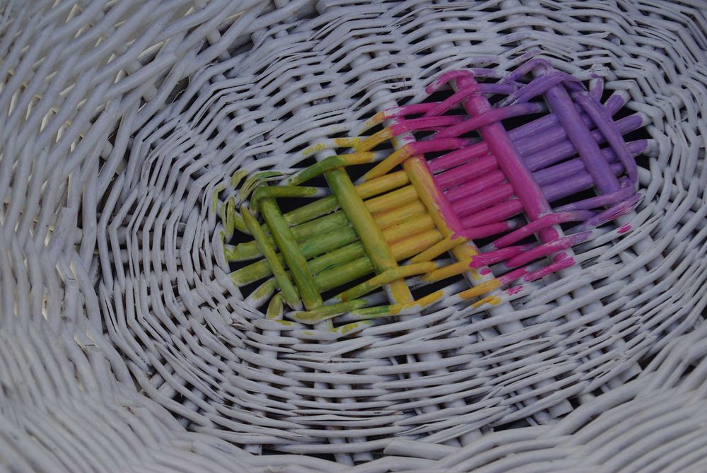 Cesta de vime renovada. Decorada. Pintada e envernizada