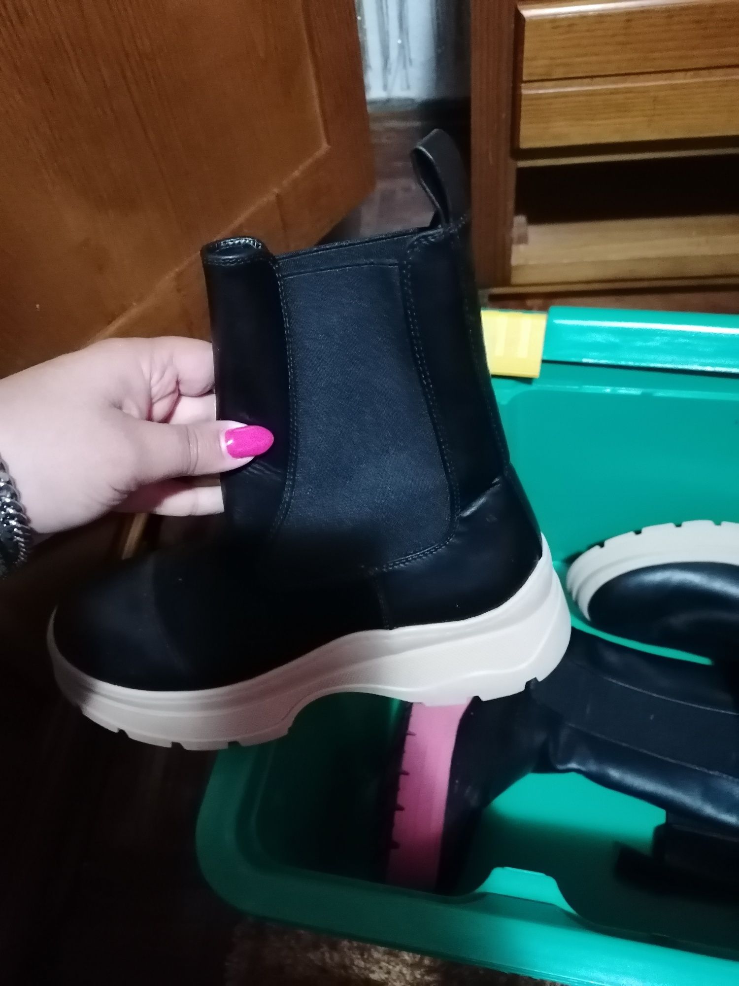 Botas pretas com sola bege e cor de rosa