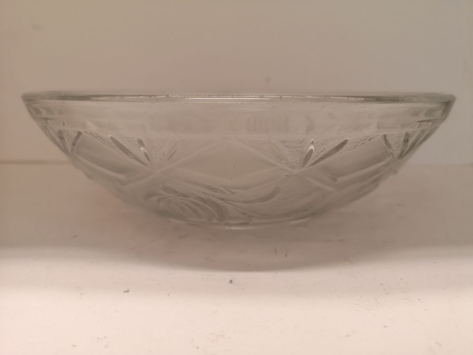 Szklana miska z wzorem dookoła