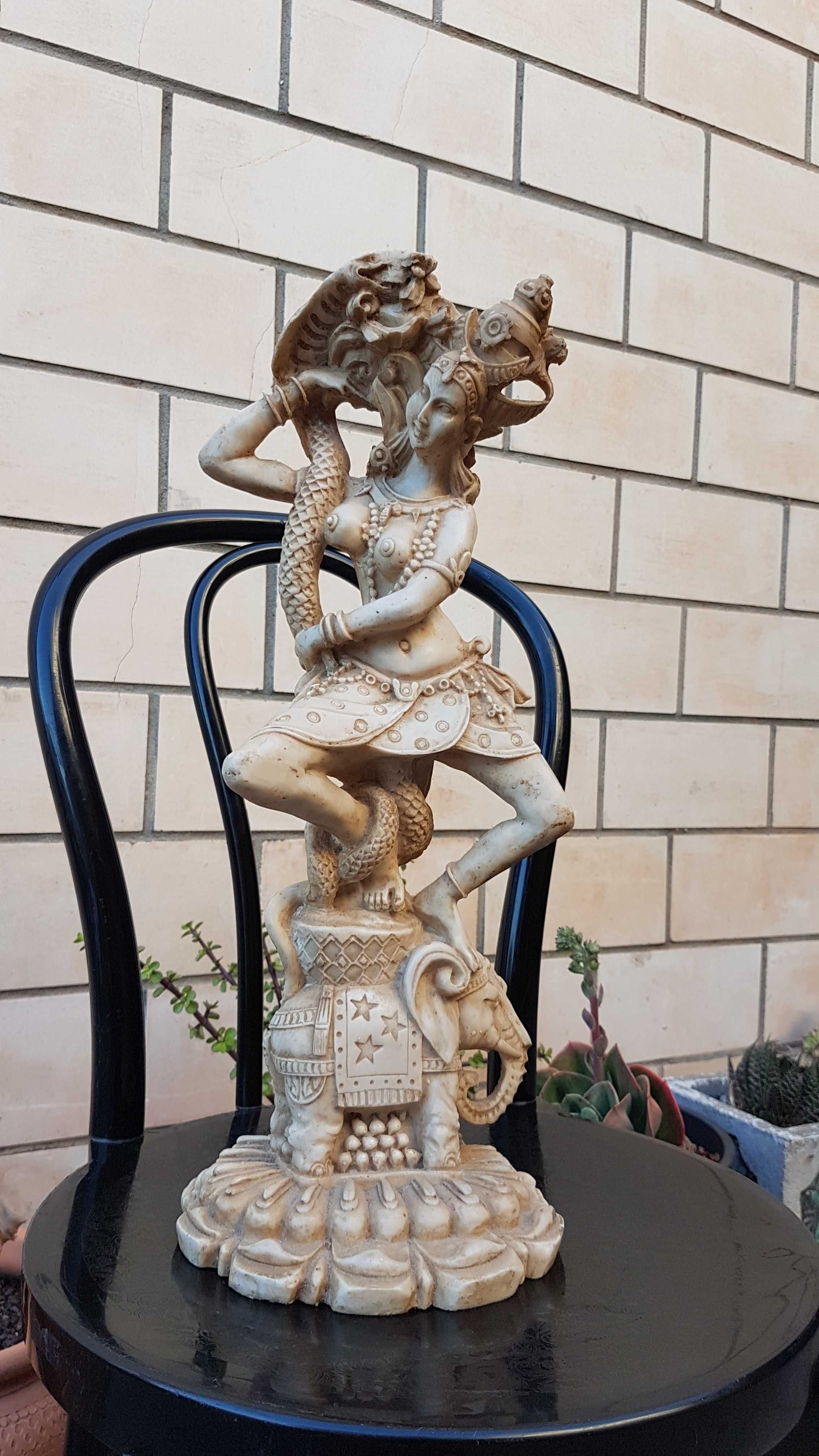 Estatueta  Deusa Mitológica da Sorte em marfinite