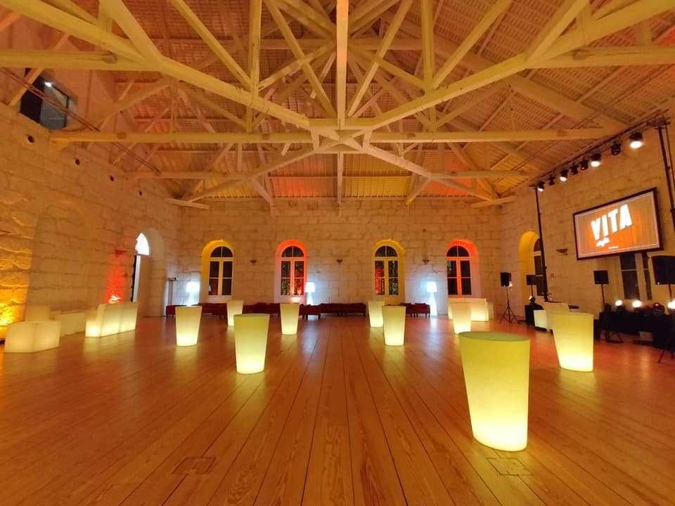 Mobiliario led vasos e mesas