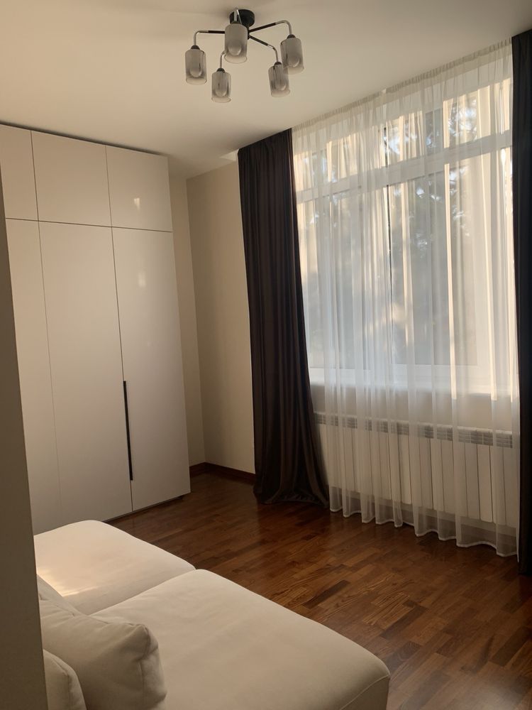 Продам новий сучасний будинок в самому центрі на Печерську. Обмін.