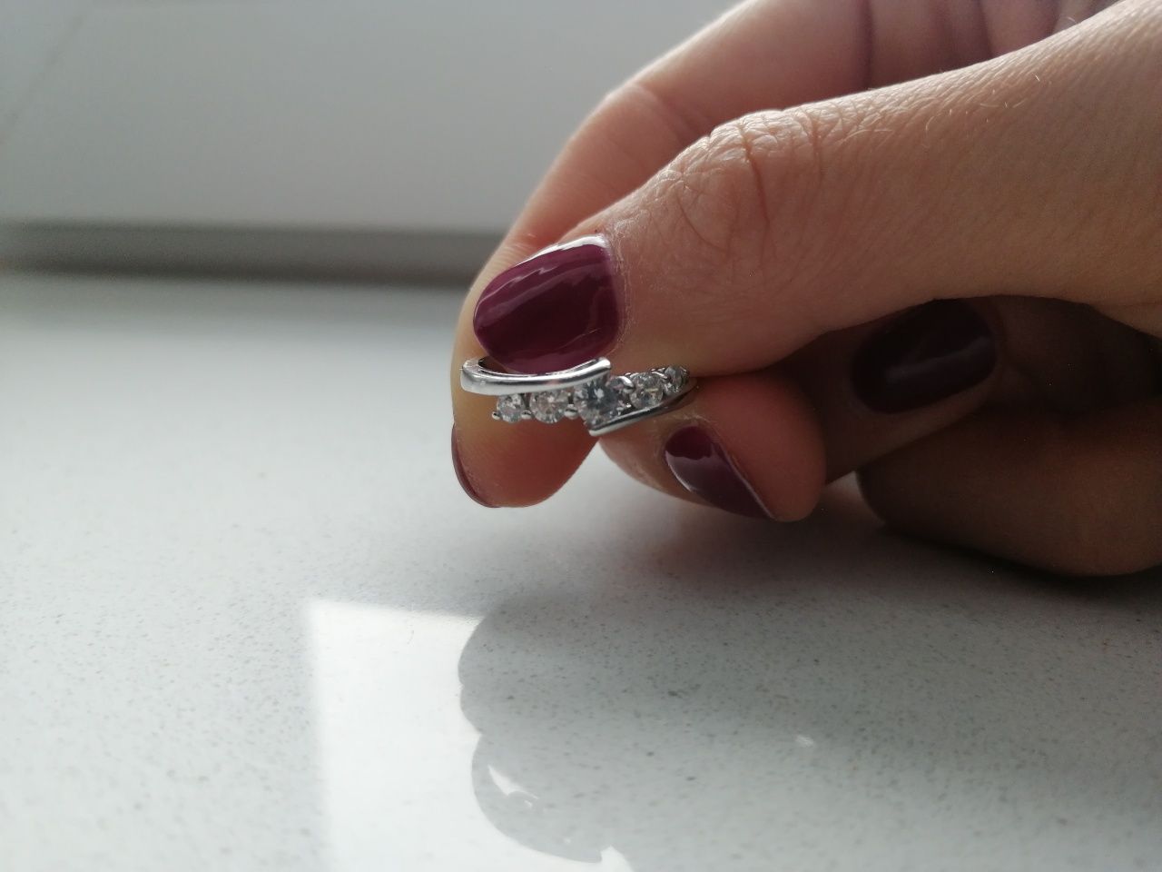 Srebrny pierścionek z oczkami Amor