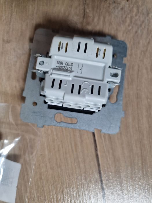 Włącznik pojedynczy, wyłącznik światła Aria czarny srebrny moduł