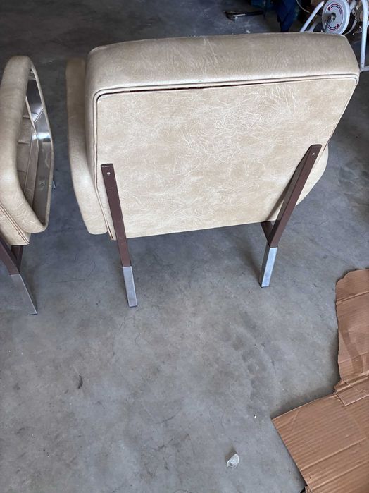 Cadeirões de pele em bege - Qtd. 2 Und.