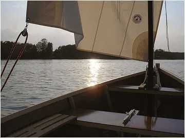 stylowa łódź żaglowa