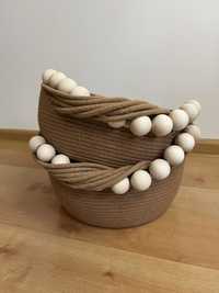 Koszyk z bawełnianego sznurka ozdobiony drewnianymi koralami