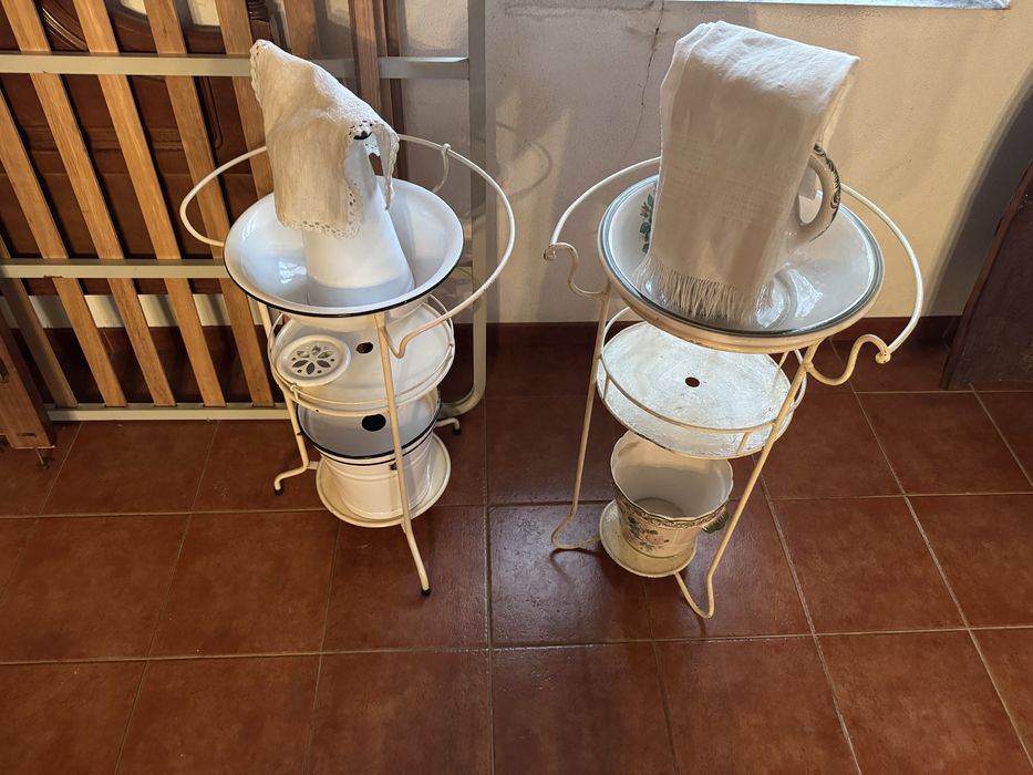 Vendo arcas antigas preguiceiro e lavatorios e camas ferro antigas