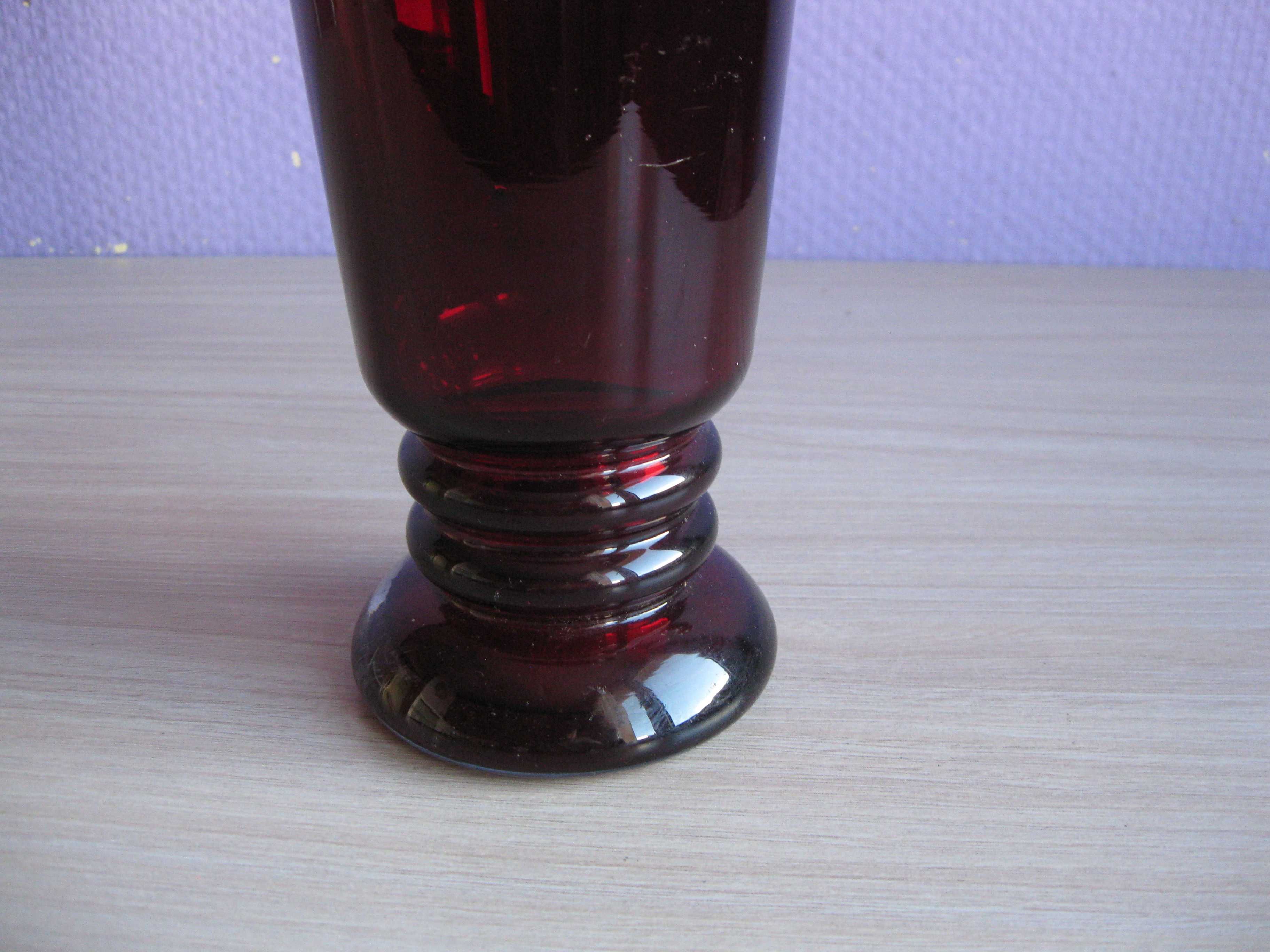 Nie tuzinkowy szklany rubinowy wazon