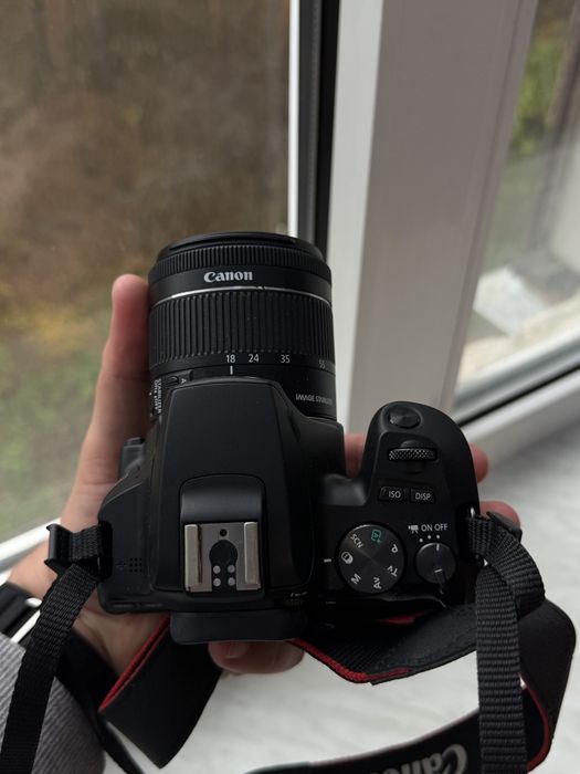 Продам майже новий Canon 250d