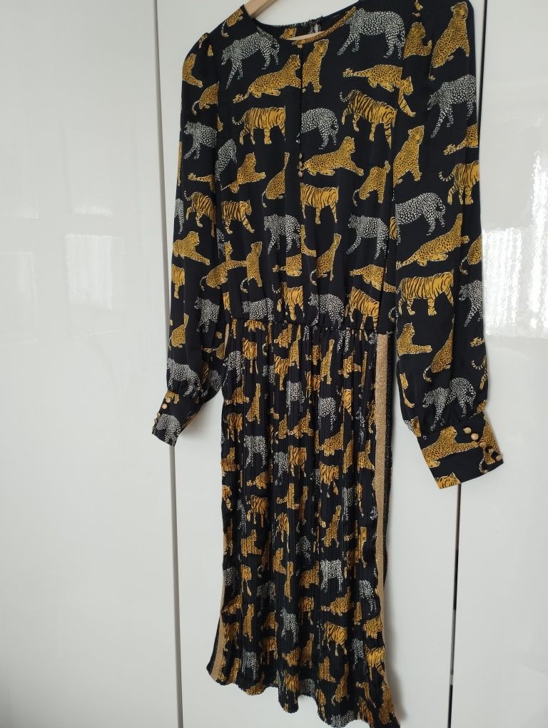 Sukienka z printem w tygrysy