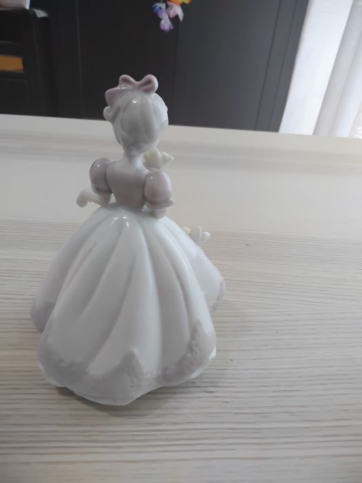 A estatueta de porcelana.