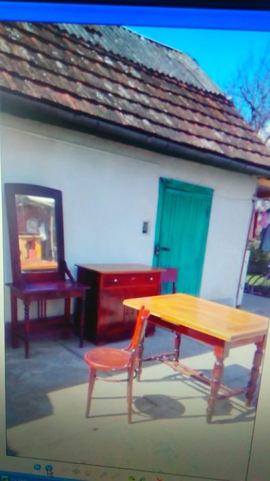 Зеркало і комод