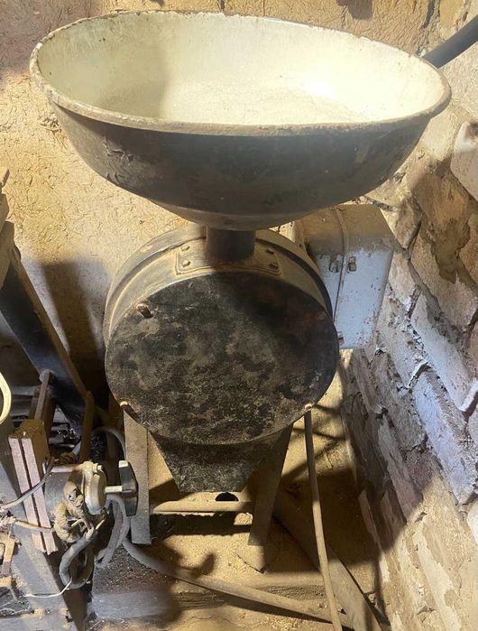 Зернодробилка 380 В, 2.2 кВт, гарний стан