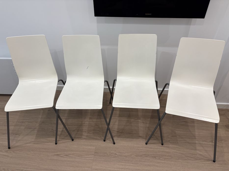 4 Cadeiras brancas com pés metálicos