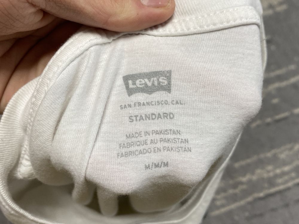 Чоловіча футболка від Levis М розмір білого кольору