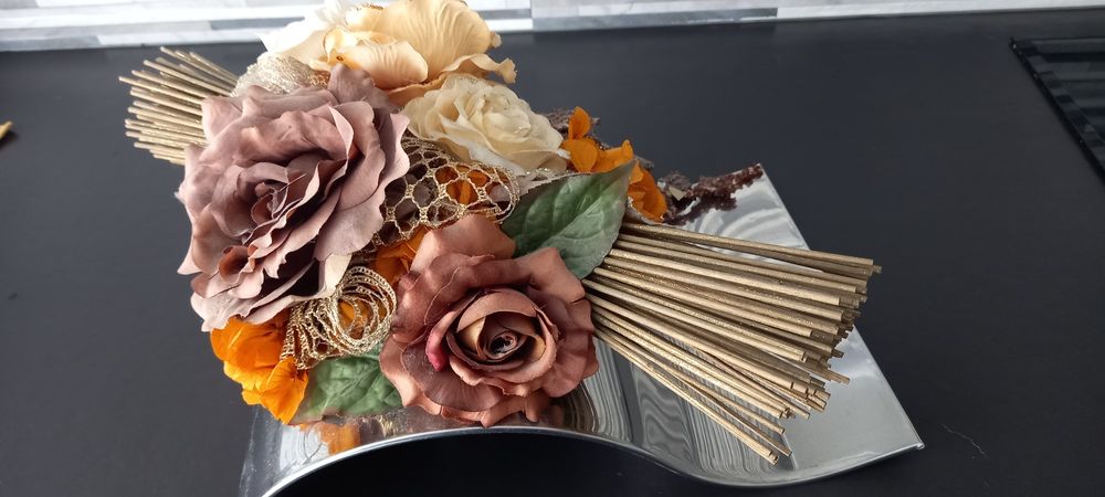 Peça decorativa com flores artificiais