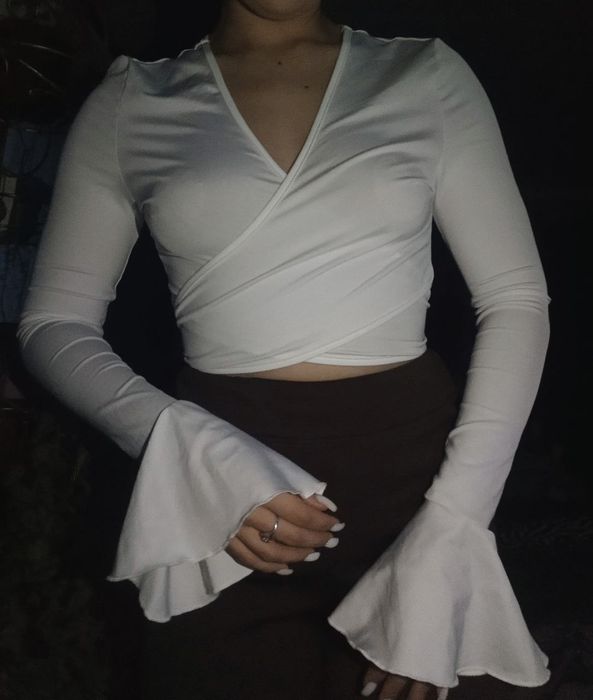 Біленький топ від Shein на запах з широкими рукавами до низу  
Розмір