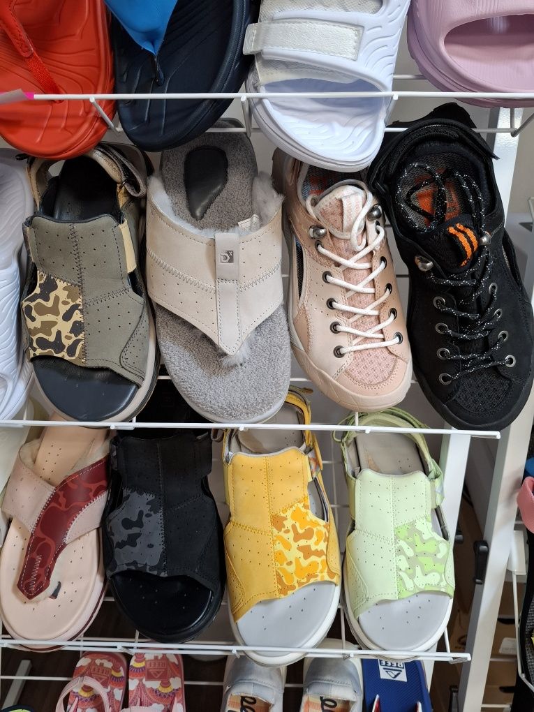 Босоніжки Deckers