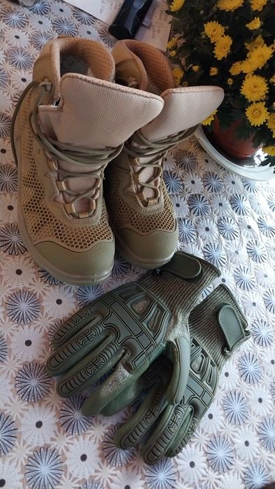 Берці 38 розміру, та тактичні перчатки