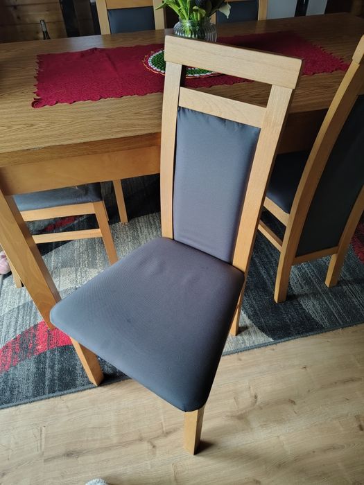 Stół rozkładany z krzesłami