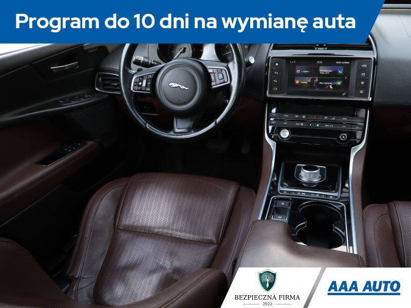 Jaguar XE 20t, Automat, Skóra, Navi, Xenon, Bi-Xenon, Klimatronic, Tempomat,