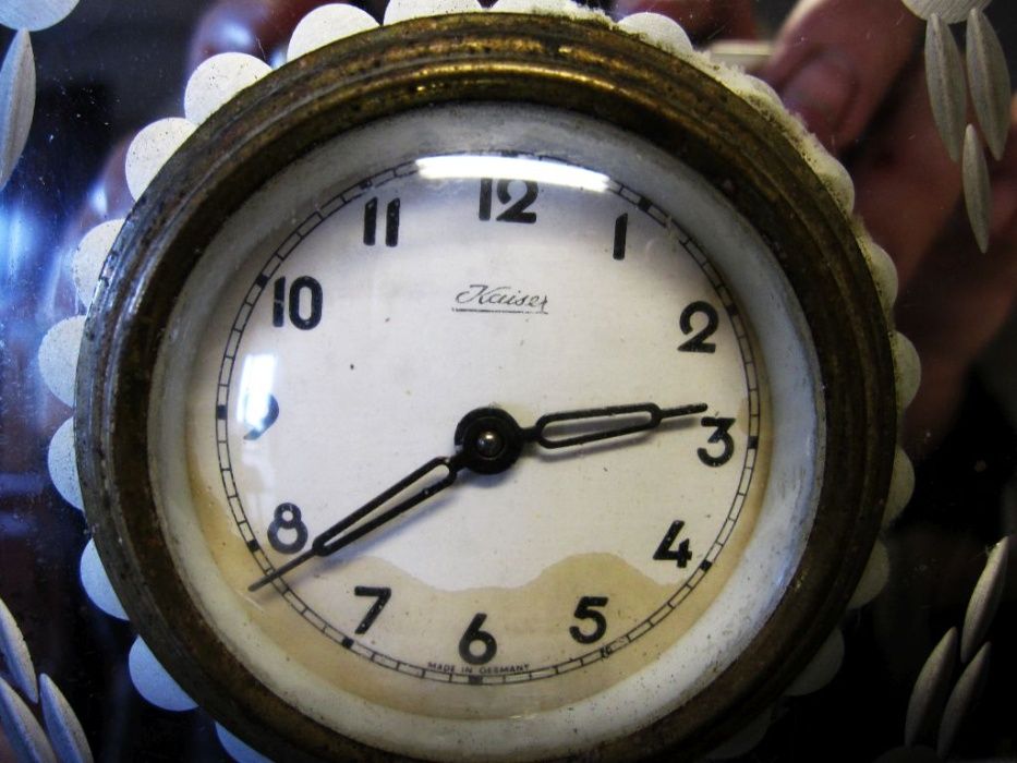 antigo relógio de mesa com applicaçóes em prata, espelhos e 2 molduras