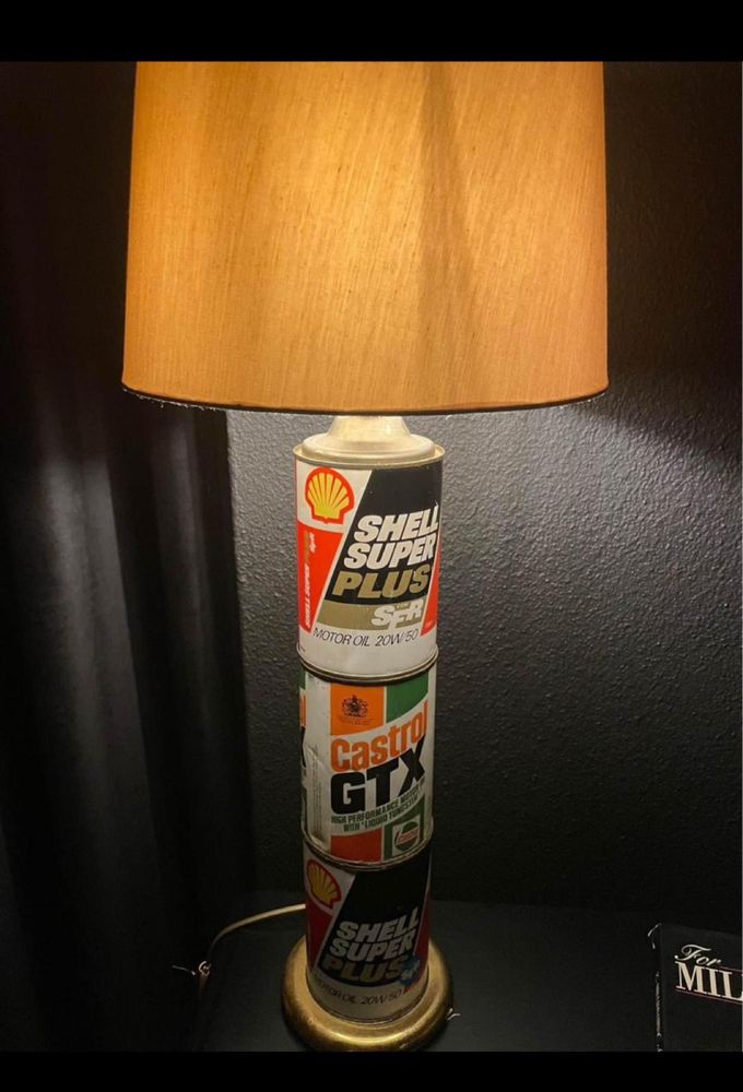 Candeeiro com latas de óleo
