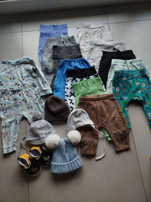 Długie spodnie dla chłopczyka 68/74 czapki zestaw