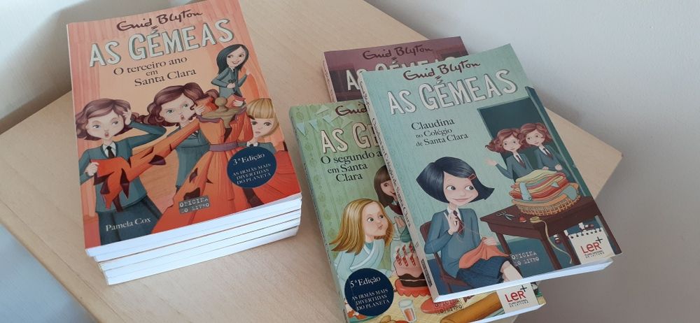 Coleção de livros "As gémeas no colégio de Santa Clara"