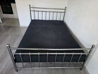 Stylowe łóżko metalowe 140 cm z materacem i stelażem – solidna jakość
