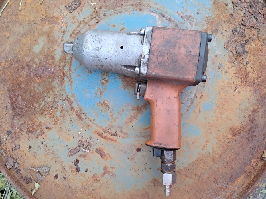 Пневмогайковерт інструмент