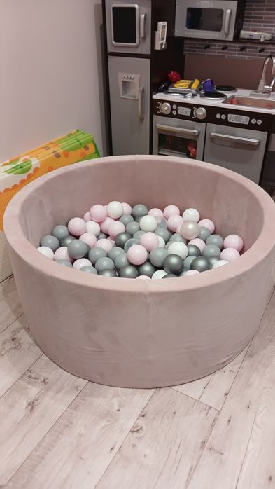 Сухий басейн з кульками