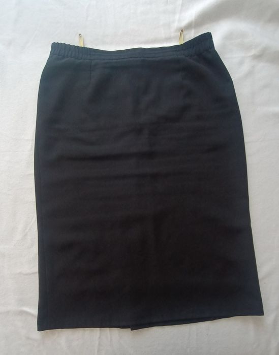 Czarna spódnica na podszewce do łydki, rozmiar 46