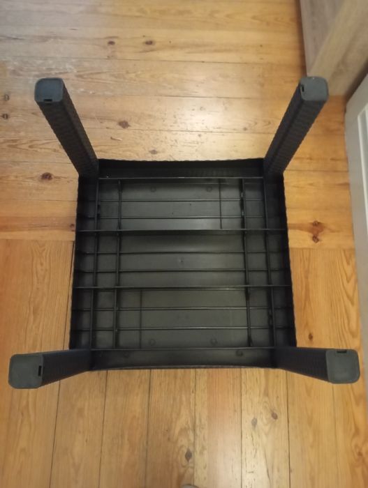 Vendo uma mesinha com uma cadeira