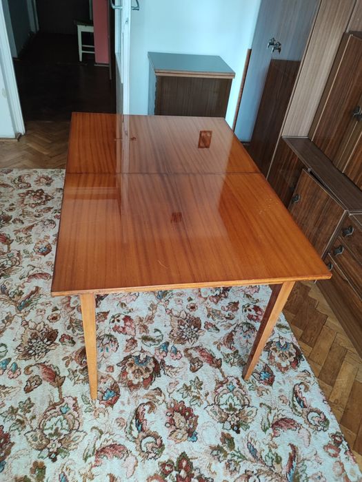 Stół z czasów PRL