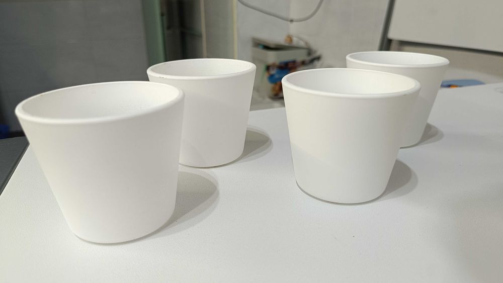 Vasos brancos pequenos