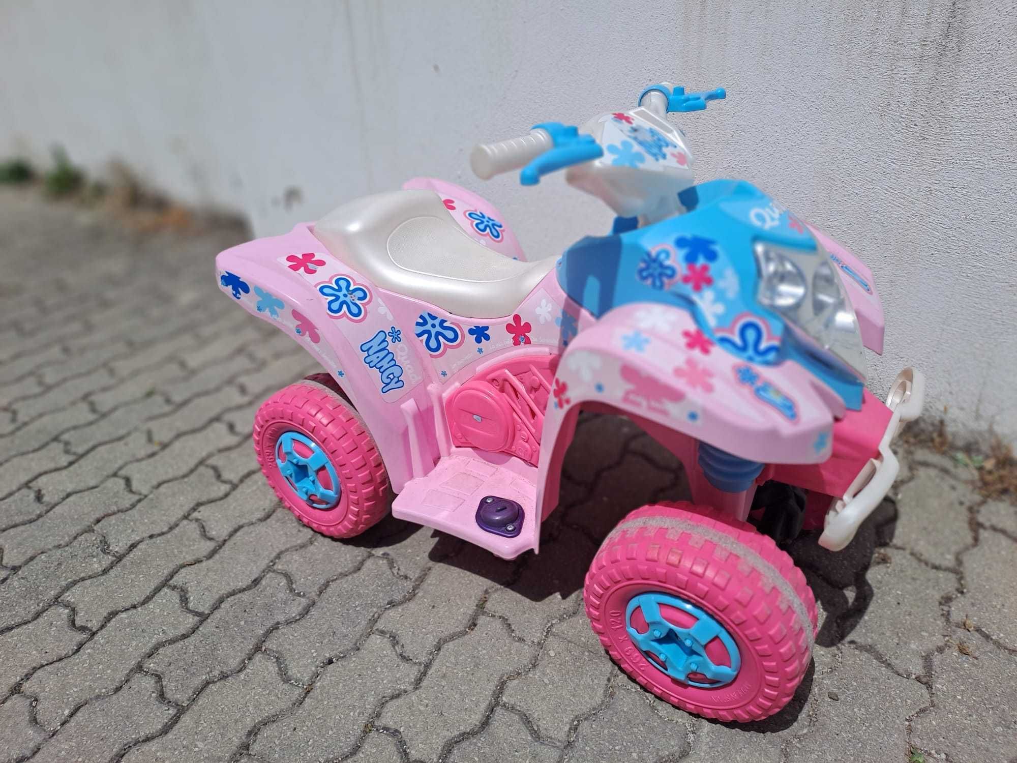 Moto4 menina com bateria