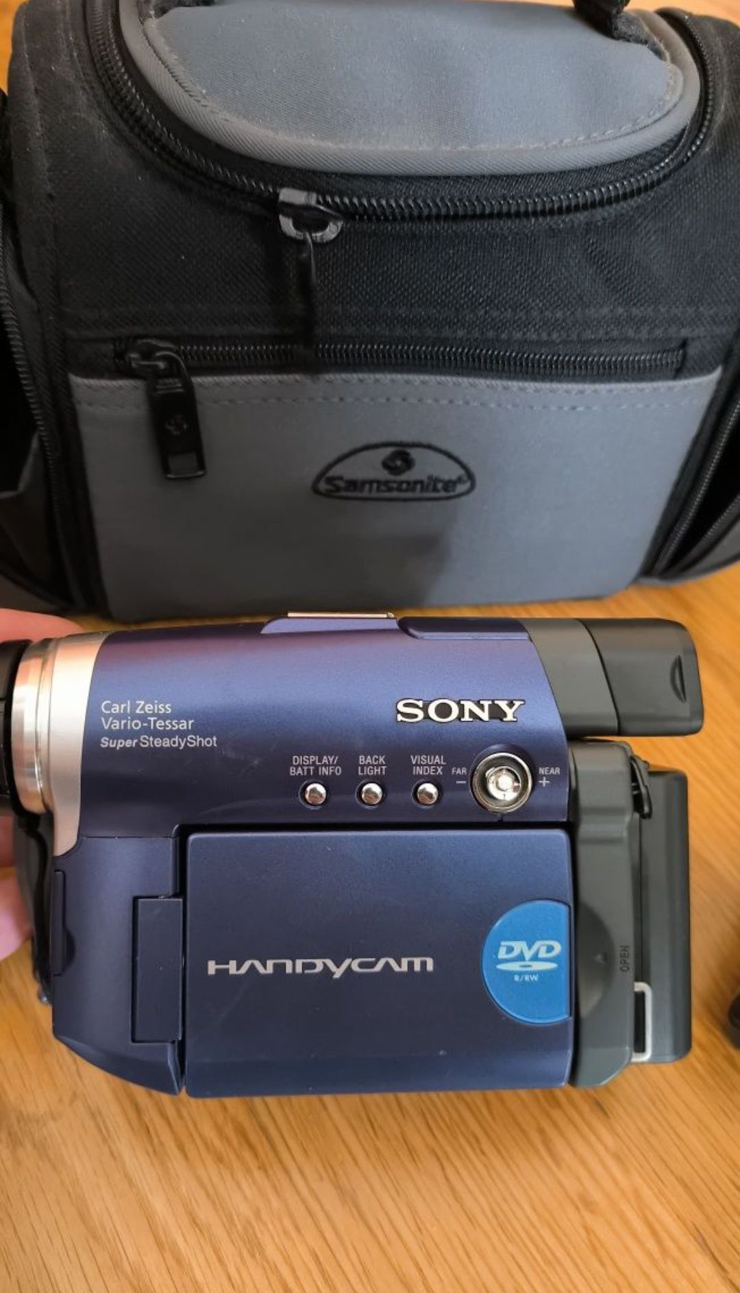 Видеокамера SONY DCR-DVD101E, чехол, шнуры, пульт