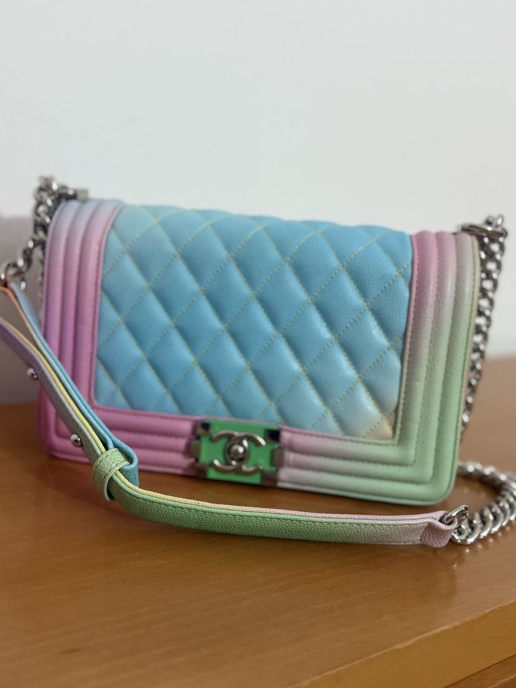 Bolsa colorful , com corrente prateada em alça